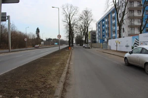 Ulica abpa W. Dymka. Z lewej - nowa jezdnia dwupasmowa; z prawej - dawna jezdnia jednopasmowa (do  r. - Ul. W. Majakowskiego), obecnie pełniąca rolę chodnika i jednokierunkowego  dojazdu do pobliskich bloków mieszkalnych.