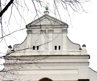 Kościół Bożego Ciała - płaskorzeźba kielicha i trzech hostii na szczycie