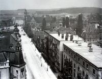 Ulica Mickiewicza z budynkiem Cyrku Olimpia oraz halą zeppelinów na horyzoncie