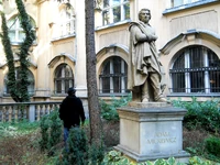 Dziedziniec PTPN i replika pierwszego pomnika Adama Mickiewicza