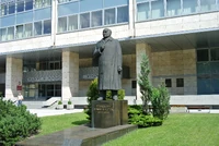 Pomnik Stanisława Mikołajczyka przed Urzędem Wojewódzkim