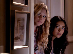 Hanna-Emily-3-pretty-little-liars-tv-show-27190904-400-300