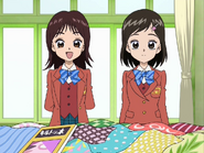 Yui y Seiko hablando de los libros que han buscado para hacer el edredón