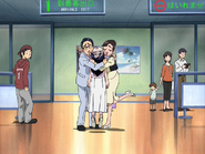 Honoka abrazo padres