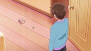 Takumi nota la piedra deliciosa caerse del escritorio de su padre