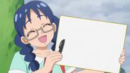 Yui apunto de escribir en la pizarra