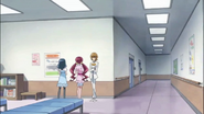 Itsuki, Tsubomi y Erika esperando por el final de la cirujía de Satsuki