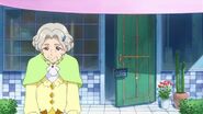 Kanoko, la abuela de Mirai barriendo la entrada