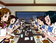 Las chicas comiendo mientras Honoka y Hikari cuidan de Nagisa.