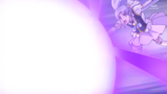 Fortune atacando a Phantom con un impacto lila