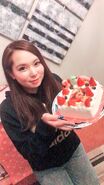 Moie en 2019 con su pastel de cumpleaños.