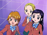 Nagisa, Honoka y Hikari asustadas al aparecer el Zakenna