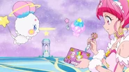 Fuwa comiendo gelatina de la Pluma de Piscis