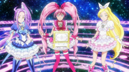 Las tres Pretty Cure esperan por la venida del Tono Crescendo