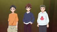 Takumi y sus amigos se cruzan con las chicas en la torre de bolas de arroz