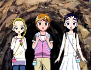 Nagisa, Honoka y Hikari en lo alto de la roca.