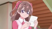 Yui leyendo la carta de despedida de Rosemary