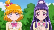 Mirai und Riko sind gespannt