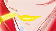 Ace pintando sus labios de color amarillo