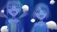 Hinata and Nodoka look at the jellyfish