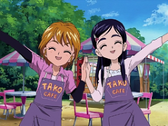 Nagisa y Honoka atrayendo clientes