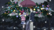 Nozomi y Kokoda frente al árbol de Navidad