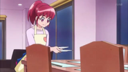 Megumi preparando la mesa