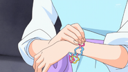 Saaya se coloca su brazalete también