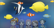 Sango and Manatsu miran peces con sus amigos.