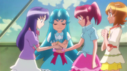 Megumi entregandole un Cure Line a Iona