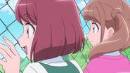 Nodoka y Hinata apoyando a Chiyu