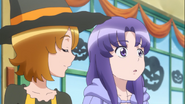 Yuko e Iona discutiendo sobre la relacion de Megumi y Blue