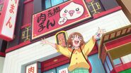 Ran les muestra a las chicas el restaurante de baozis en la calle de comida china