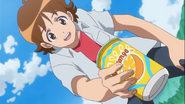 Seiji le ofrece el jugo de naranja a Hime