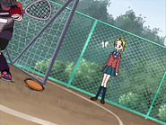 La pelota de Nagisa va hacia Hikari