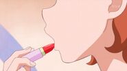 Haruka pintándose los labios