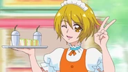 Homare greift Hana etwas unter die Arme