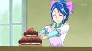 Lilia añadiendole amor a la torta de Riko
