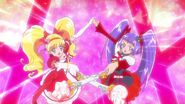 Cure Miracle y Cure Magical usando el "Rubí Apasionado Pretty Cure"