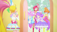 Las otras Tropical-Rouge Pretty Cure aparecen al notar que Summer habia llegado sin avisar