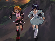 Las Pretty Cure corriendo hacia la mansión