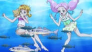 Kotoha y Mirai viendo los peces en el mar