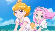 Mirai, Kotoha y Mofurun volando en escoba.