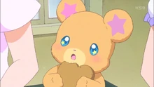 Mofurun eats Kotoha's cookie