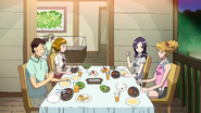 Setsuna comiendo con la familia Momozono