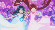 Erika y Tsubomi a punto de insertar las Semillas Pretty Cure en sus Perfumes
