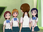 Shiho, Nagisa y Honoka le pregunta a Rina si le ocurre algo.