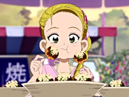 Hikari comiendo buñuelos