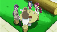 Tsubomi, Erika, Yuri y Kaoruko comiendo juntas