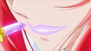 Ace pintando sus labios de color lila